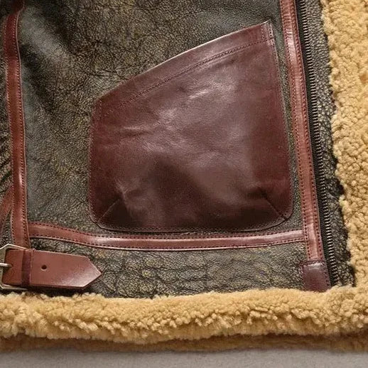 Rückenansicht der warmen Thies Herren Jacke mit Lammfell-Stil, ideal für Outdoor & Freizeit im Winter.