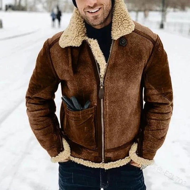 Mann in eleganter Thies Winterjacke im Lammfell-Stil, warm & casual für den urbanen Winter-Look.