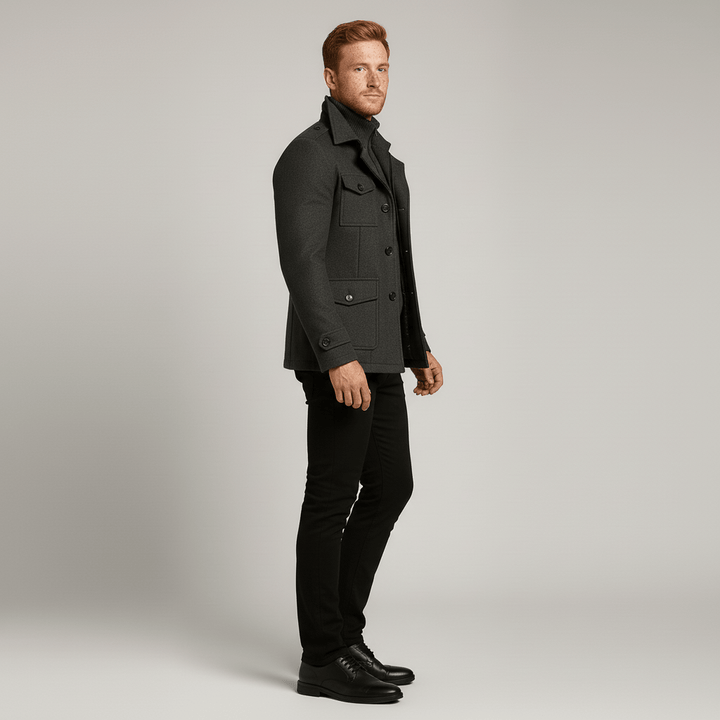 Schmal geschnittener Herrenmantel mit Stehkragen. Perfekt als warmer Wintermantel für Business- und elegante Anlässe.