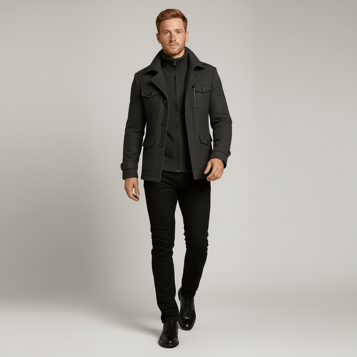 Herren Slim Fit Wintermantel Ethan. Moderner, warmer Stehkragenmantel für einen stilvollen Auftritt in der Herrenmode.