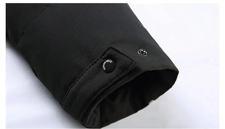 Detail der Kapuze des Herren Winterparka, mit Kunstfellbesatz, für extra Wärme.