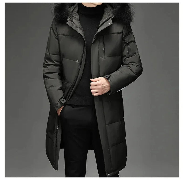 Nahaufnahme: Kapuze des Herren Winterparka, robustes Material, ideal für kalte Wintertage.