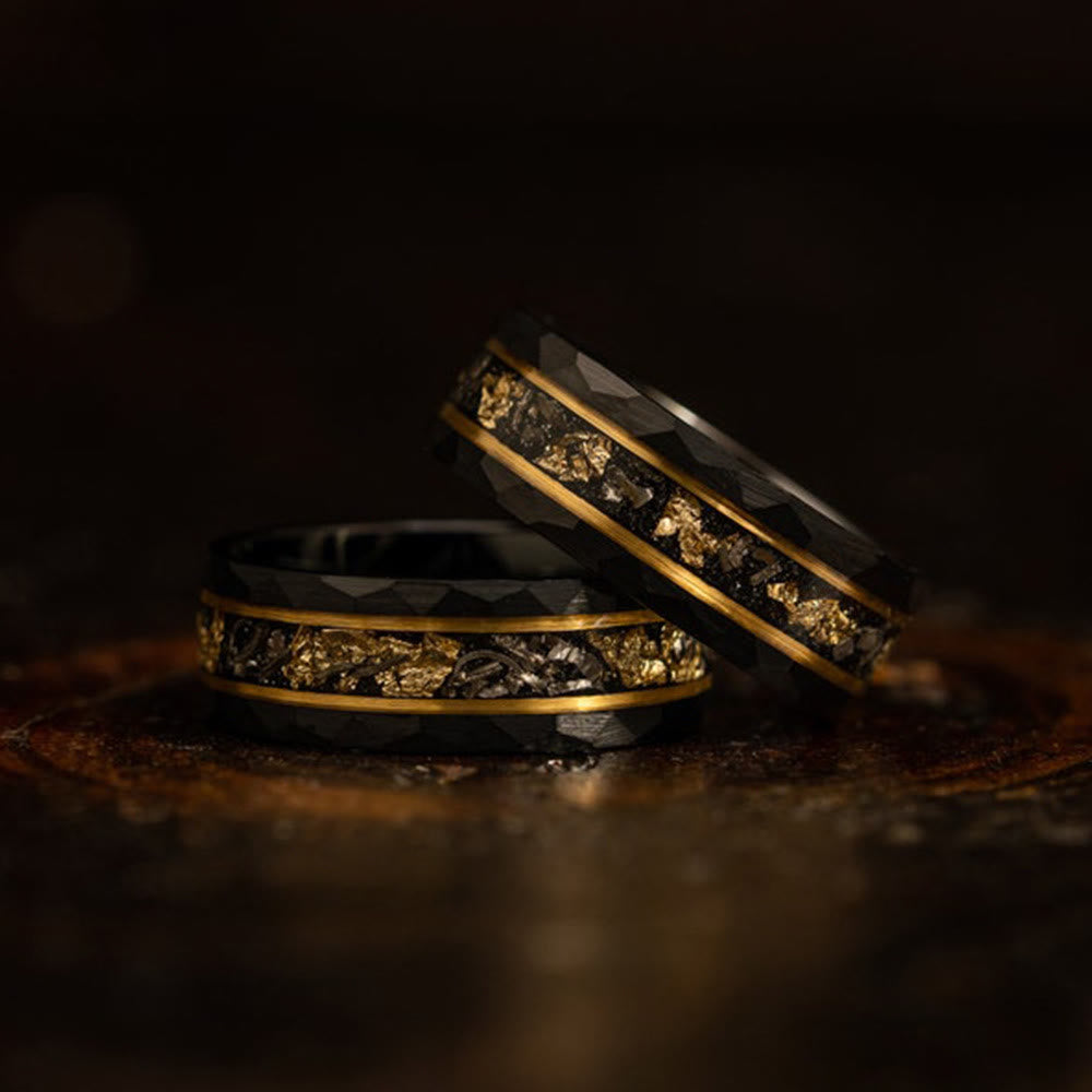 Herren Wolframring mit goldenem Blatt & schwarzem Meteorit, elegant & langlebig.