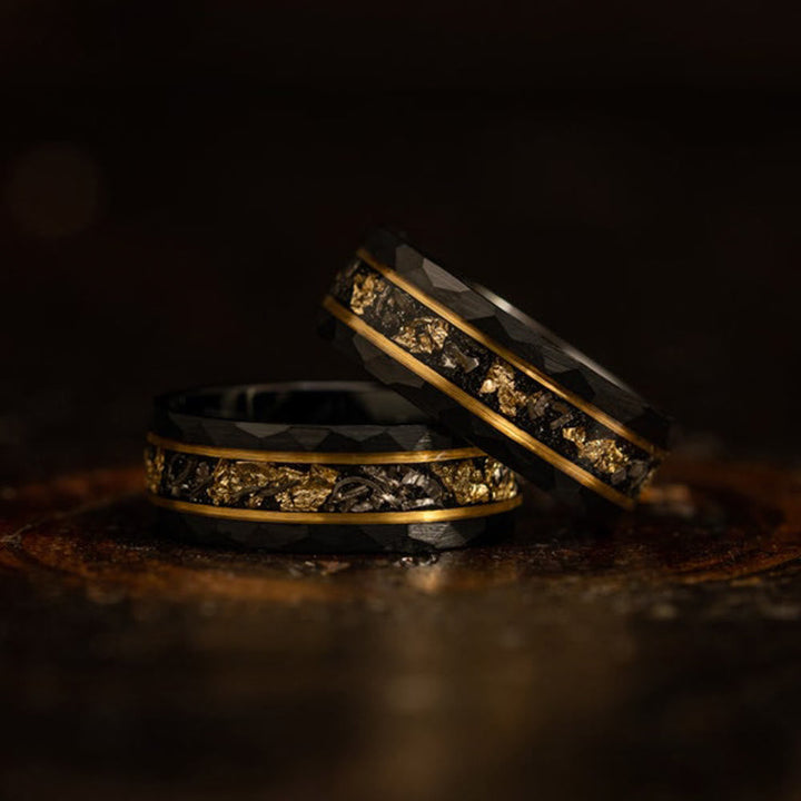 Herren Wolframring mit goldenem Blatt & schwarzem Meteorit, elegant & langlebig.