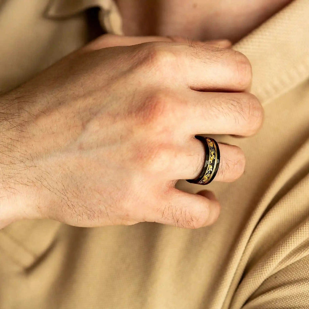 Detailaufnahme: Herren Wolframring, goldenes Blattdesign & schimmernder schwarzer Meteorit.