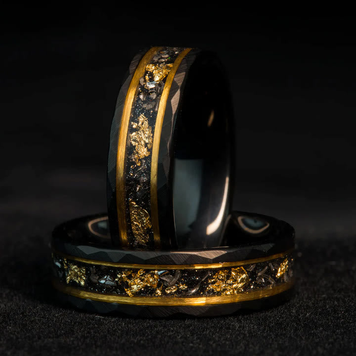 Robuster Herrenschmuck: Wolframring, verziert mit einem goldenen Blatt und schwarzem Meteorit.