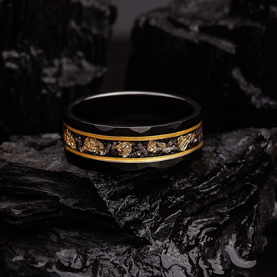 Herren Wolframring: Präzises goldenes Blatt und authentisches schwarzes Meteoriten-Element.