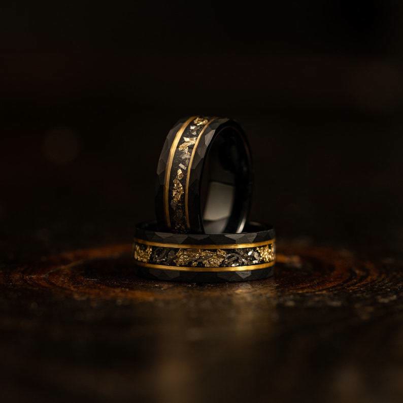 Stylischer Herren Wolframring mit goldenem Blatt & edlem schwarzem Meteorit, langlebiger Goldschmuck.