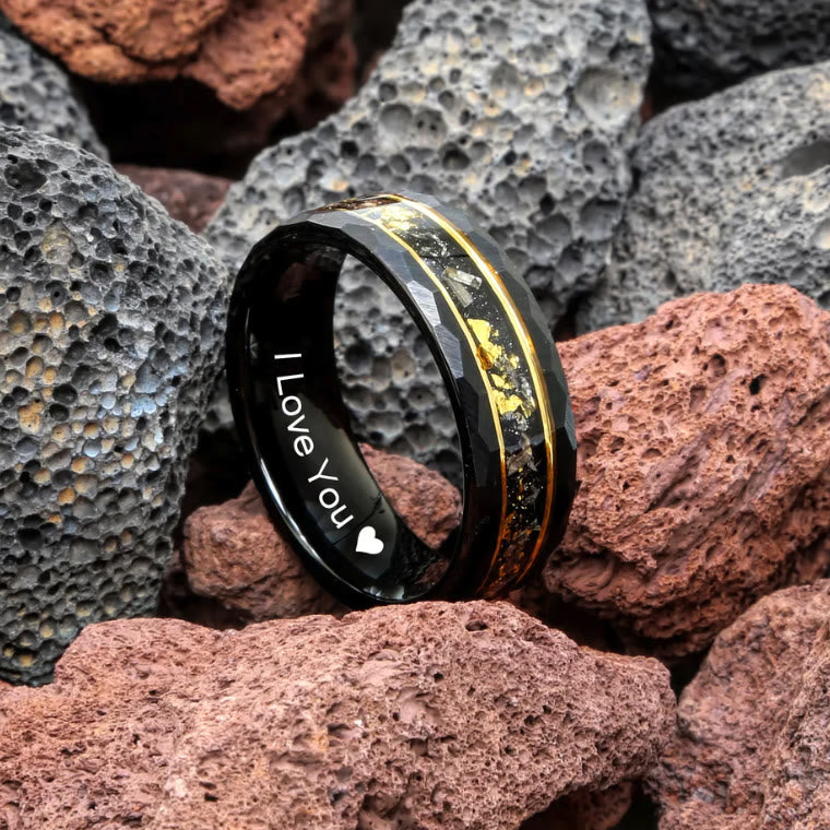 Moderner Herrenring aus Wolfram mit auffälligem goldenen Blattdesign und schwarzem Meteorit.