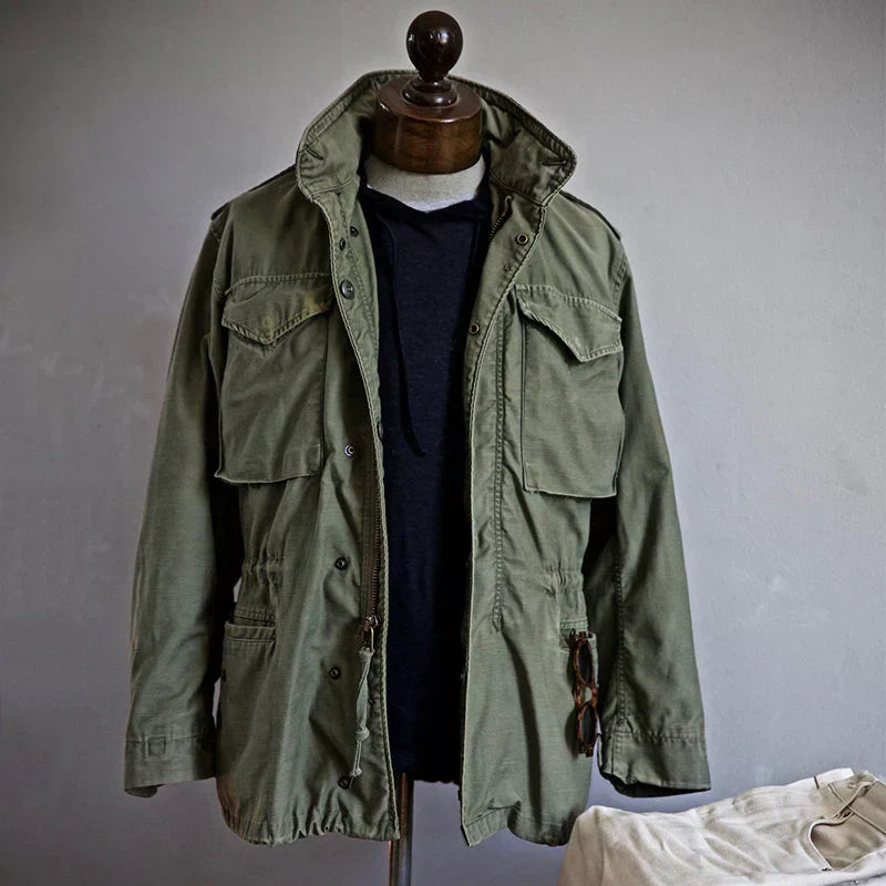 Detailansicht: Herren Zip-Jacke "Oliver" im modernen Utility-Stil. Lässige Alltagsjacke für smarte Looks.