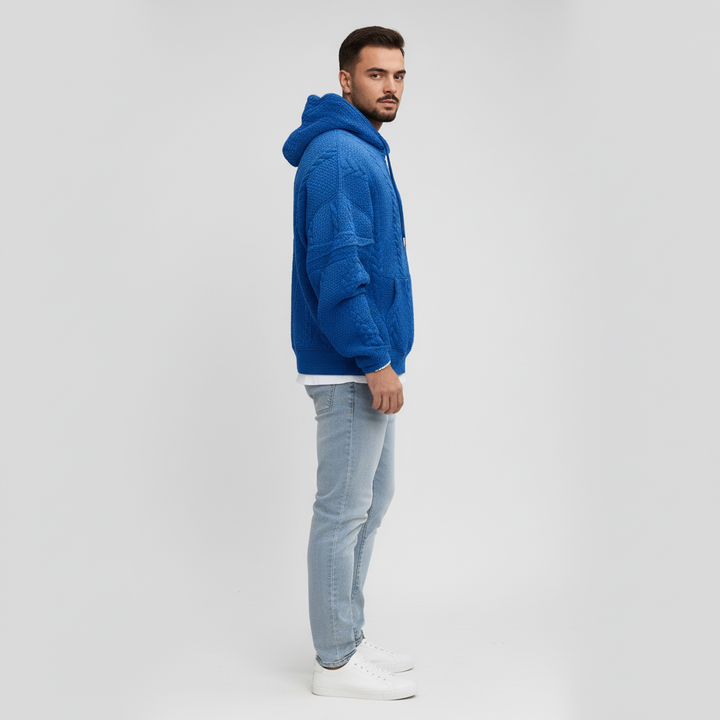 Entspannter Look im Herren Zopfmuster Hoodie Logan. Bequemer Strick-Pullover für Freizeit und Komfort.