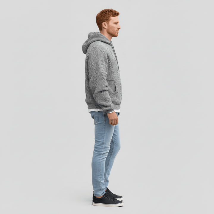 Lässiger Herren Zopfmuster Pullover mit Kapuze Logan. Komfortables Strick-Oberteil für Alltag & Winter.