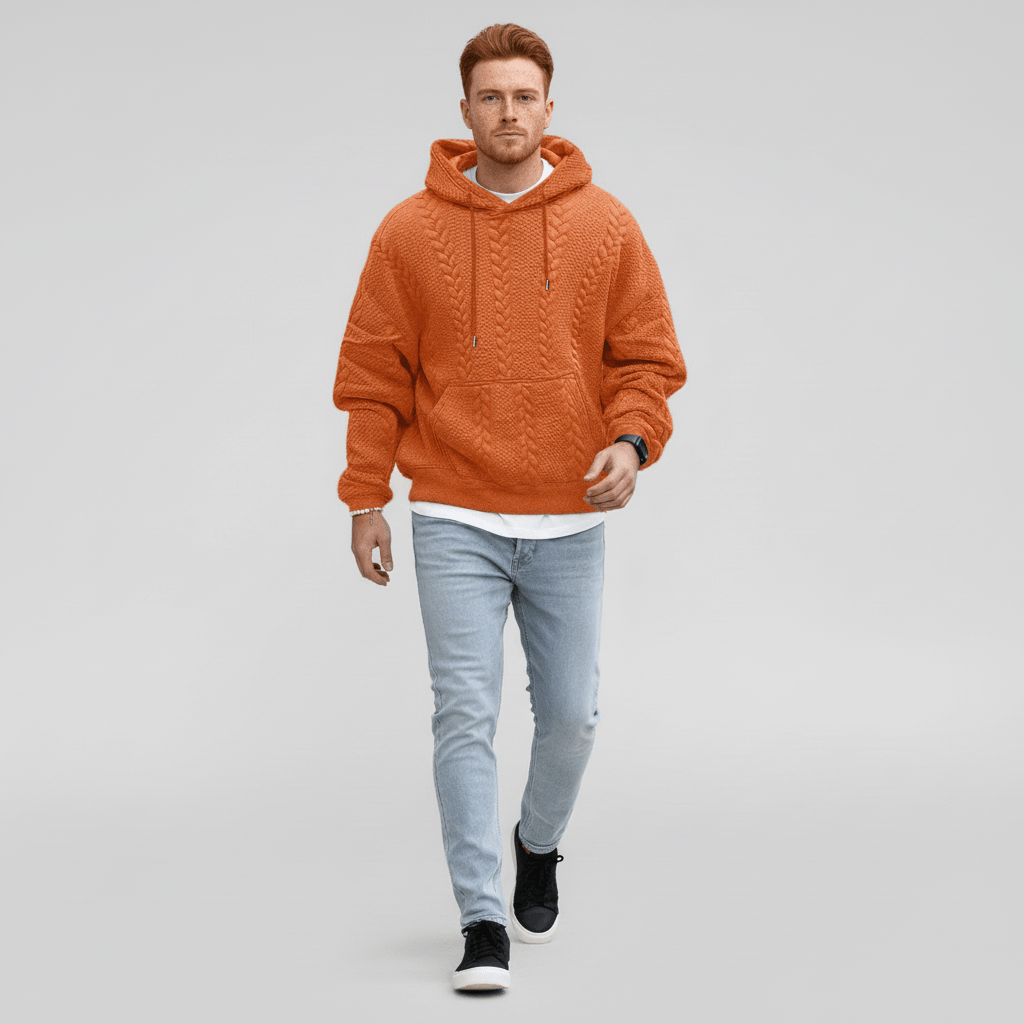 Rückansicht des Herren Zopfmuster Pullover Hoodies Logan. Lässiger Strick für Komfort im Herbst und Alltag.