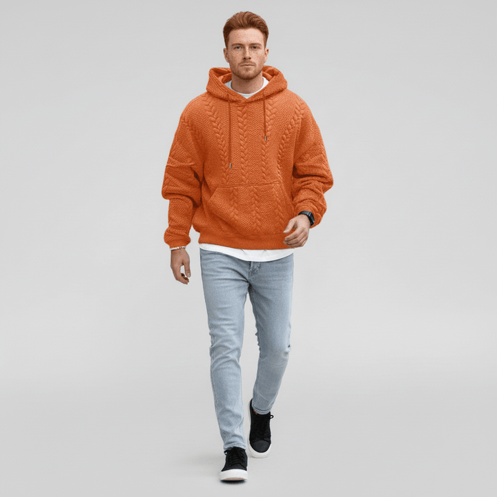Rückansicht des Herren Zopfmuster Pullover Hoodies Logan. Lässiger Strick für Komfort im Herbst und Alltag.