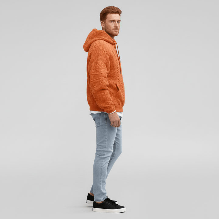 Nahaufnahme des Zopfmuster Strickmusters am Herren Kapuzenpullover Logan. Weicher, bequemer Hoodie.