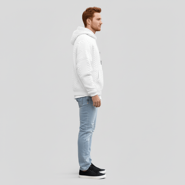 Detailbild der Kapuze des Herren Zopfmuster Pullovers Logan. Warmer, lässiger Strick Hoodie für kalte Tage.