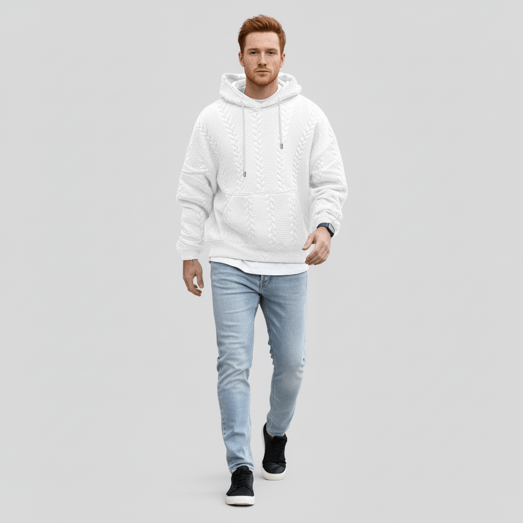 Mann spaziert im Logan Zopfmuster Kapuzenpullover. Lässiger Strick Hoodie, perfekt für Herbst & Winter.