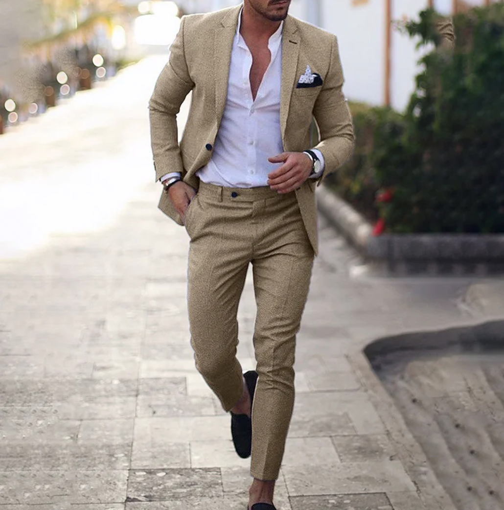 Vielseitiger Herren Anzug für Business Casual: Modernes Sakko & bequeme Hose, ganzjährig tragbar.