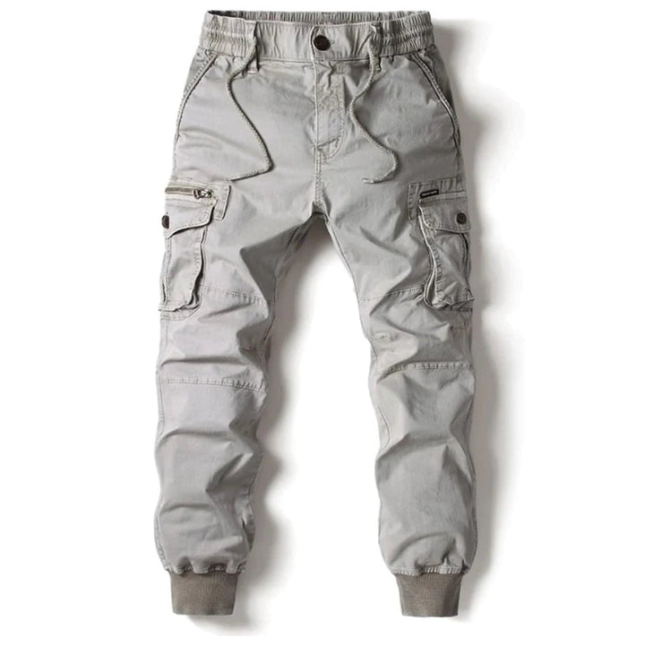 Aktiver Mann trägt bequeme Herren Cargo Hose, khaki, beim Spaziergang – stilvoll & funktional.