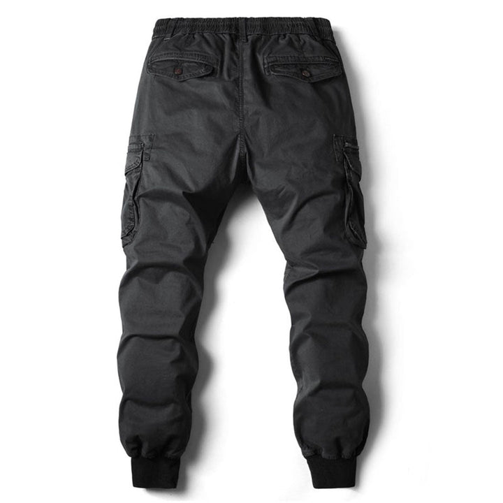 Moderne Herrenbekleidung: Mann kombiniert stylische Cargo Hose mit Freizeithemd und Sneakern.