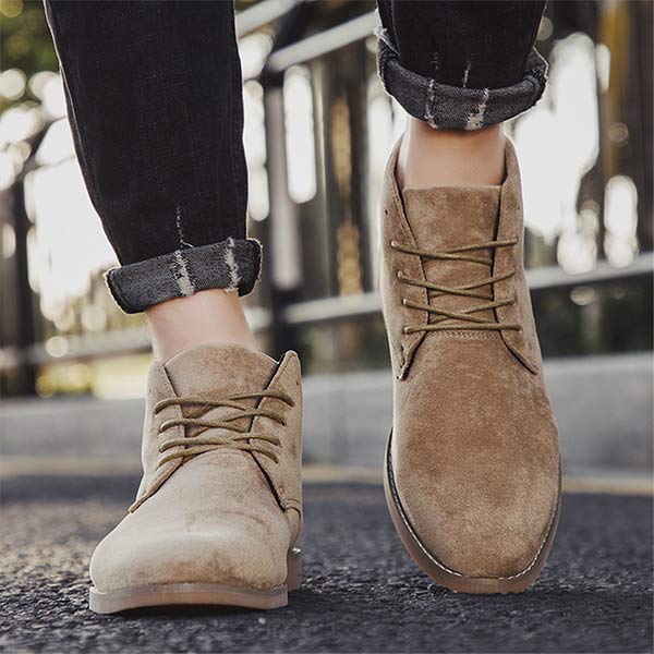 Seitenansicht eleganter Herren Halbschuhe, klassisches Design und komfortable Passform. Stilvolle Schnürschuhe.