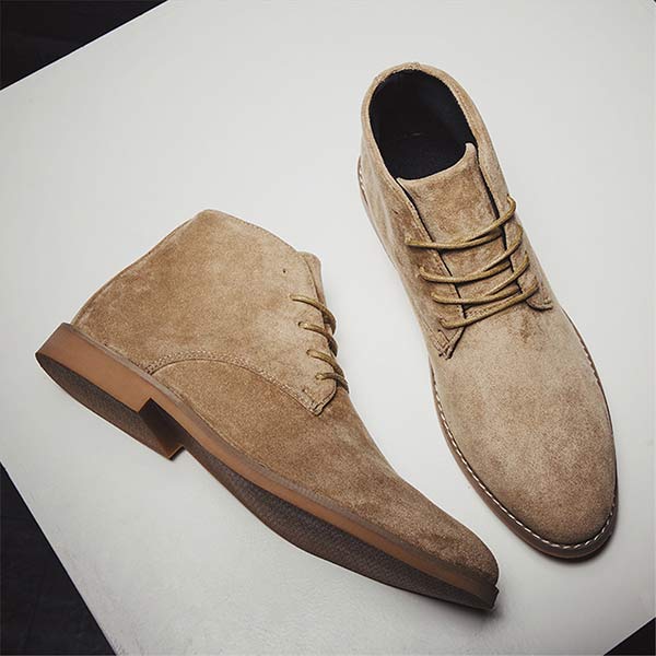 Textur von hochwertigem Leder auf Herren Halbschuhen, elegante Schnürschuhe für den Mann. Bequem und stilvoll.