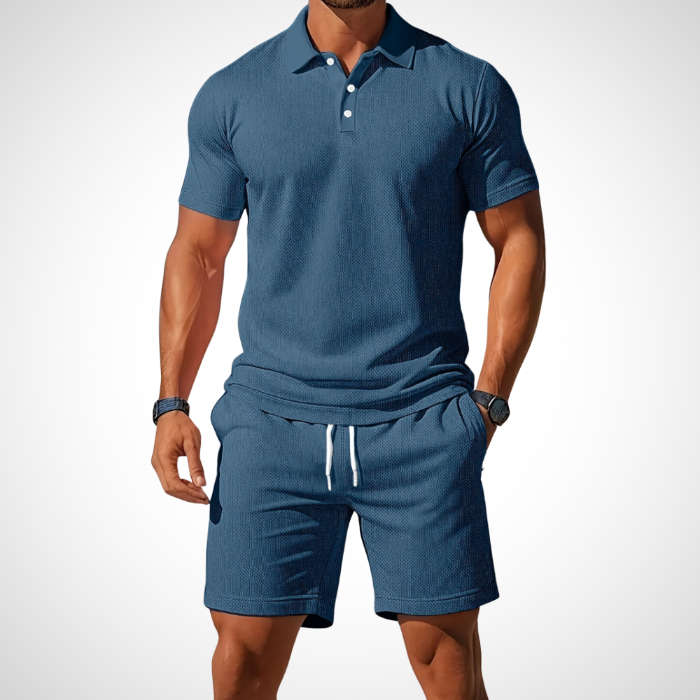 Mann präsentiert lässiges Herren Poloshirt und Shorts Set, perfekt für warme Sommertage.