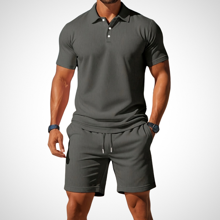 Sportliches Herren Poloshirt- und Shorts-Set, ein praktischer Zweiteiler für entspannte Sommertage.