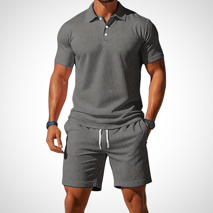 Hochwertiges Herren Sommer Outfit: Kombiniertes Poloshirt und Shorts Set für den urbanen Lifestyle.