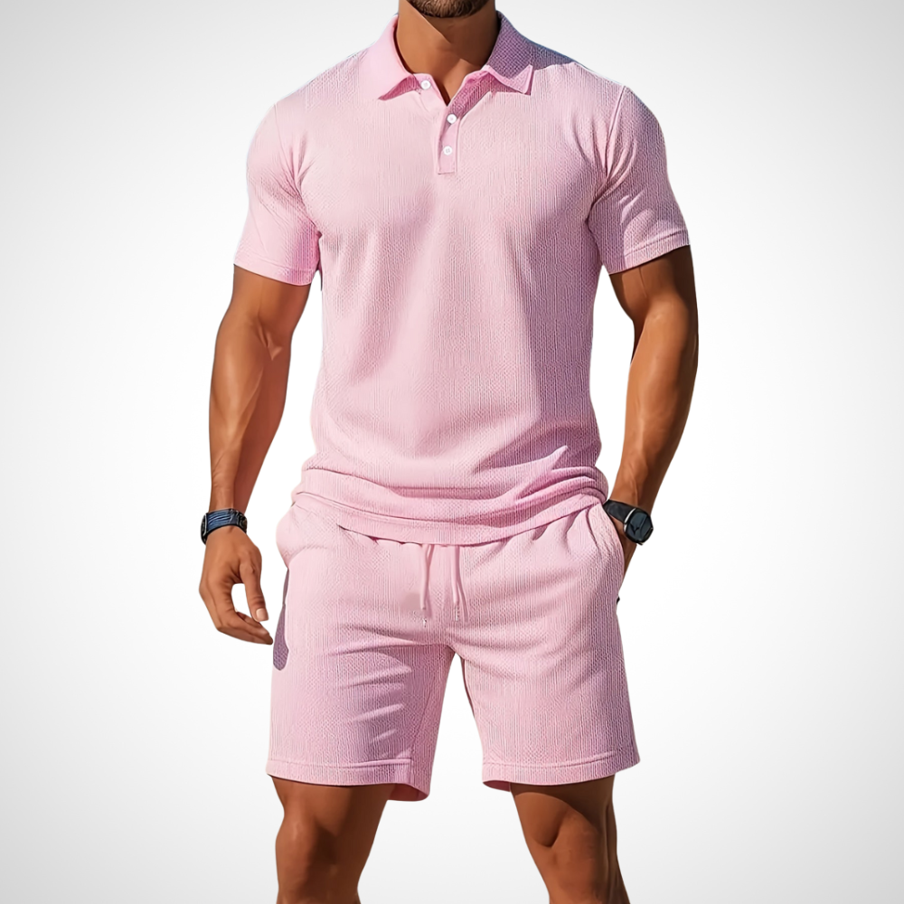 Trendiges Herren Casual Set: Poloshirt und Shorts, die ideale Herrenmode für warme Sommerabende.