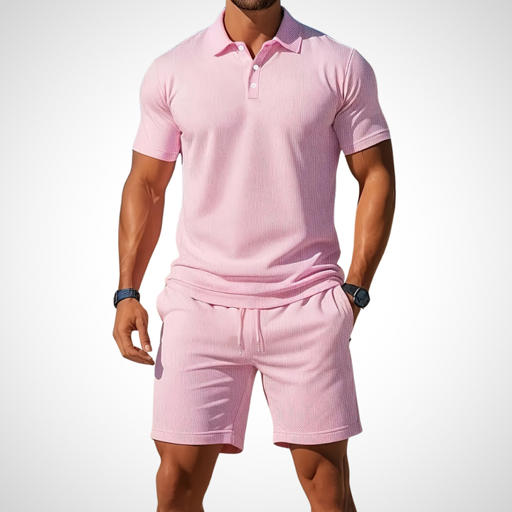 Trendiges Herren Casual Set: Poloshirt und Shorts, die ideale Herrenmode für warme Sommerabende.
