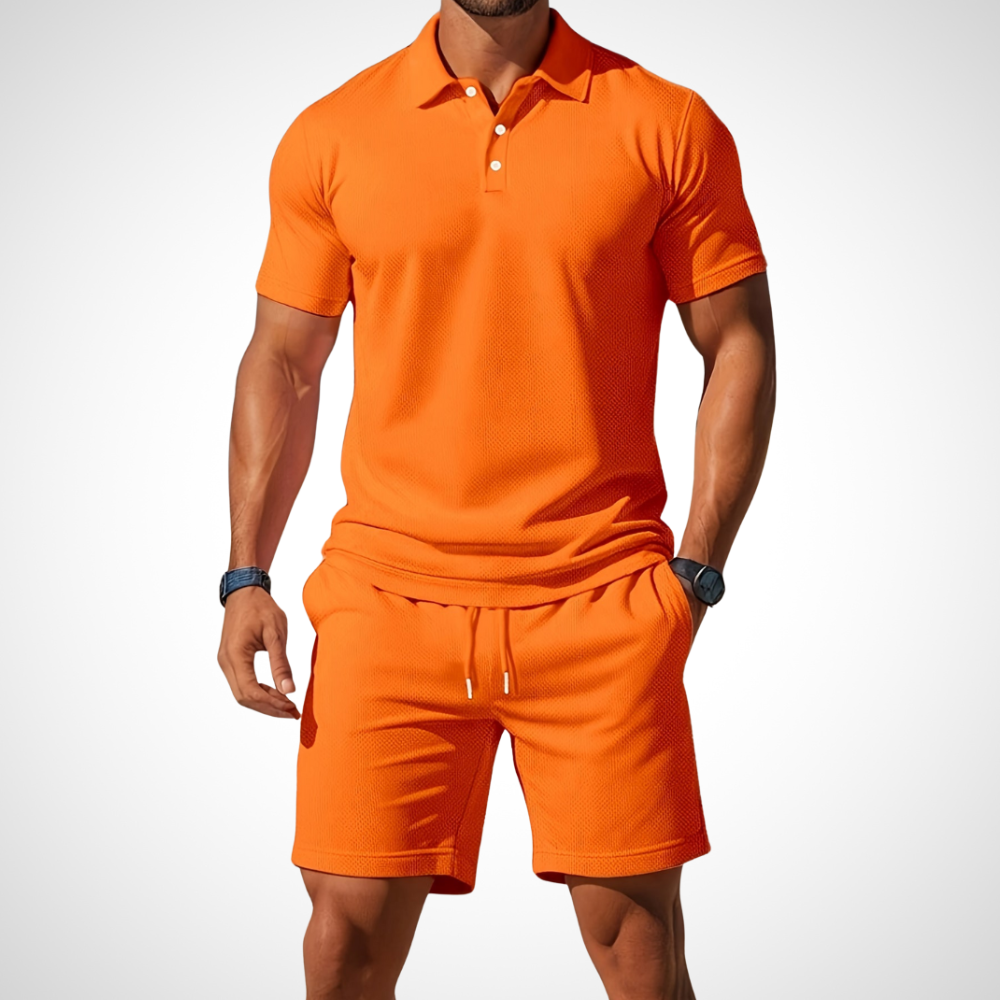 Stylisches Herren Sommer Outfit: Poloshirt und passende Shorts für einen modernen Freizeit-Look.