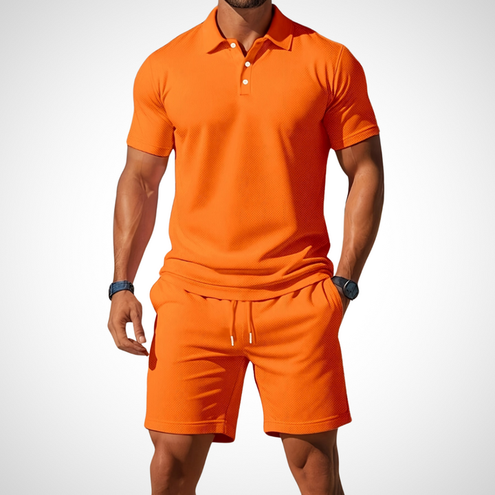 Stylisches Herren Sommer Outfit: Poloshirt und passende Shorts für einen modernen Freizeit-Look.