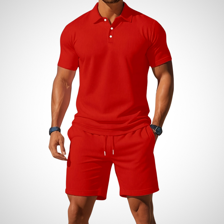 Komfortables Herrenmode Set: Poloshirt & Shorts, atmungsaktiv für sommerliche Freizeitaktivitäten.