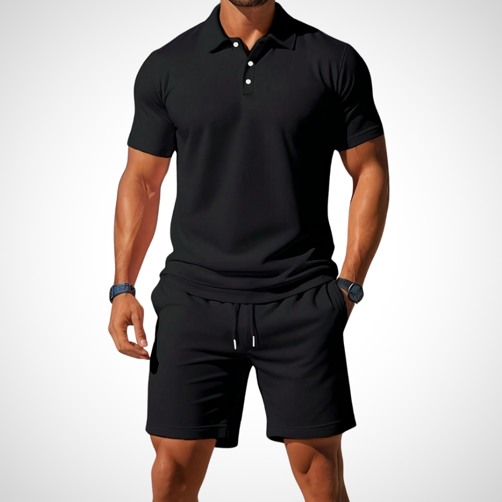 Modernes Herren Freizeit-Set: Bequemes Poloshirt und Shorts für einen stylischen Sommer-Look.