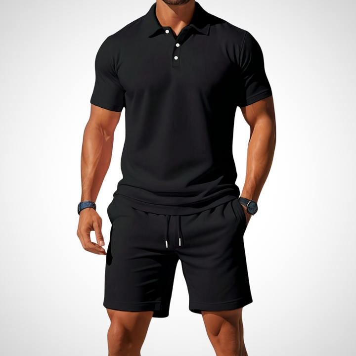 Modernes Herren Freizeit-Set: Bequemes Poloshirt und Shorts für einen stylischen Sommer-Look.