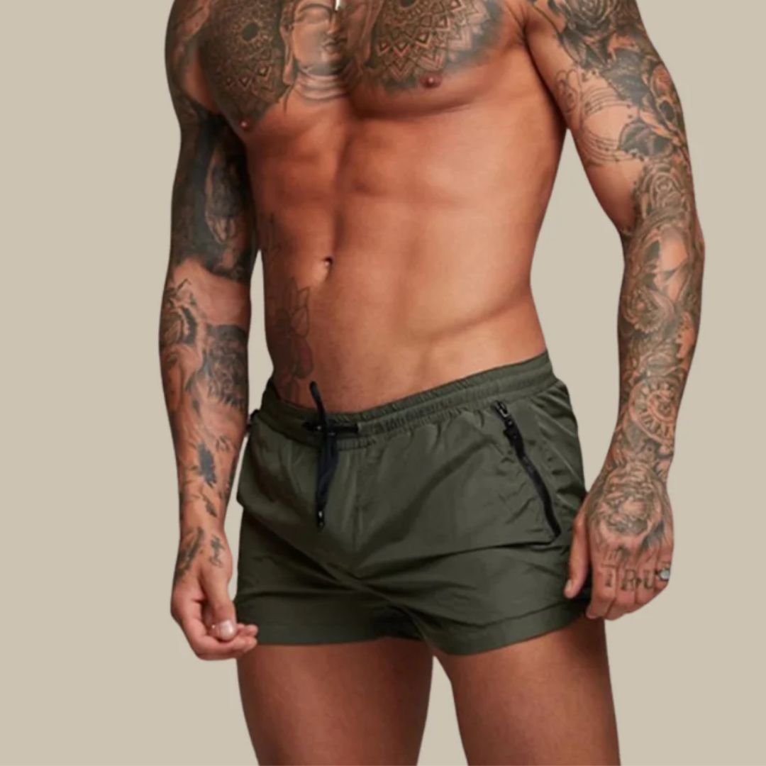 Detailansicht der hochwertigen, schnelltrocknenden Herren Badehose mit verstellbarem Bund für optimalen Sitz.