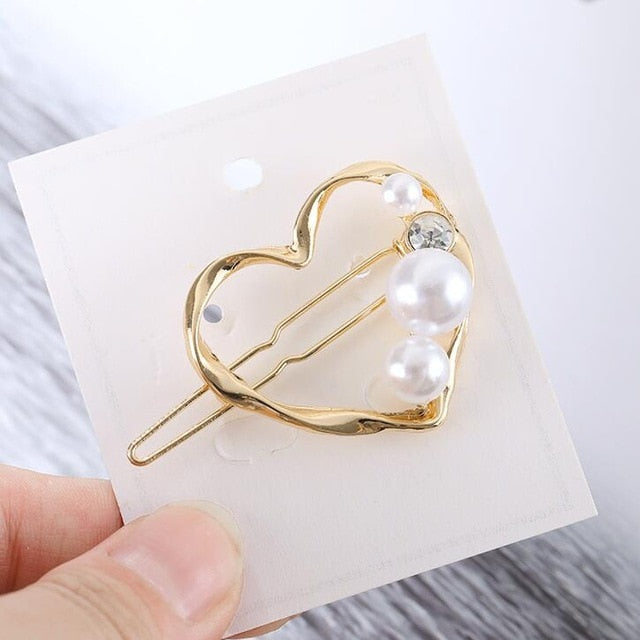 Nahaufnahme der Mond Haarspange, detailliertes goldfarbenes Design, exklusiver Haarschmuck.
