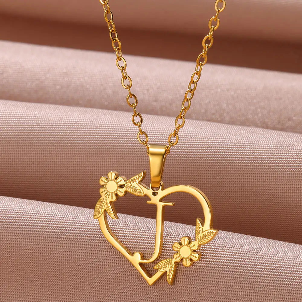 Damen Goldkette mit personalisiertem Buchstaben-Anhänger, detailliertes florales Herz, stilvoller Initials-Schmuck.