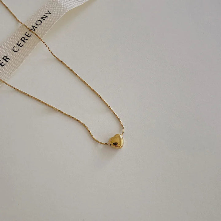 Goldene, minimalistische Herzkette für Damen aus hochwertigem Edelstahl.