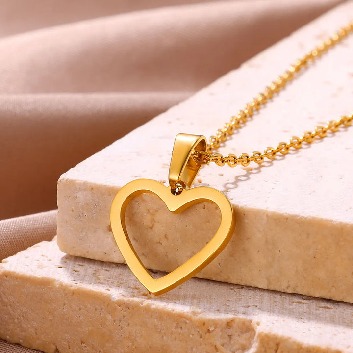 Elegante Edelstahl-Herzhalskette in einer Geschenkbox, bereit zum Verschenken für besondere Anlässe.