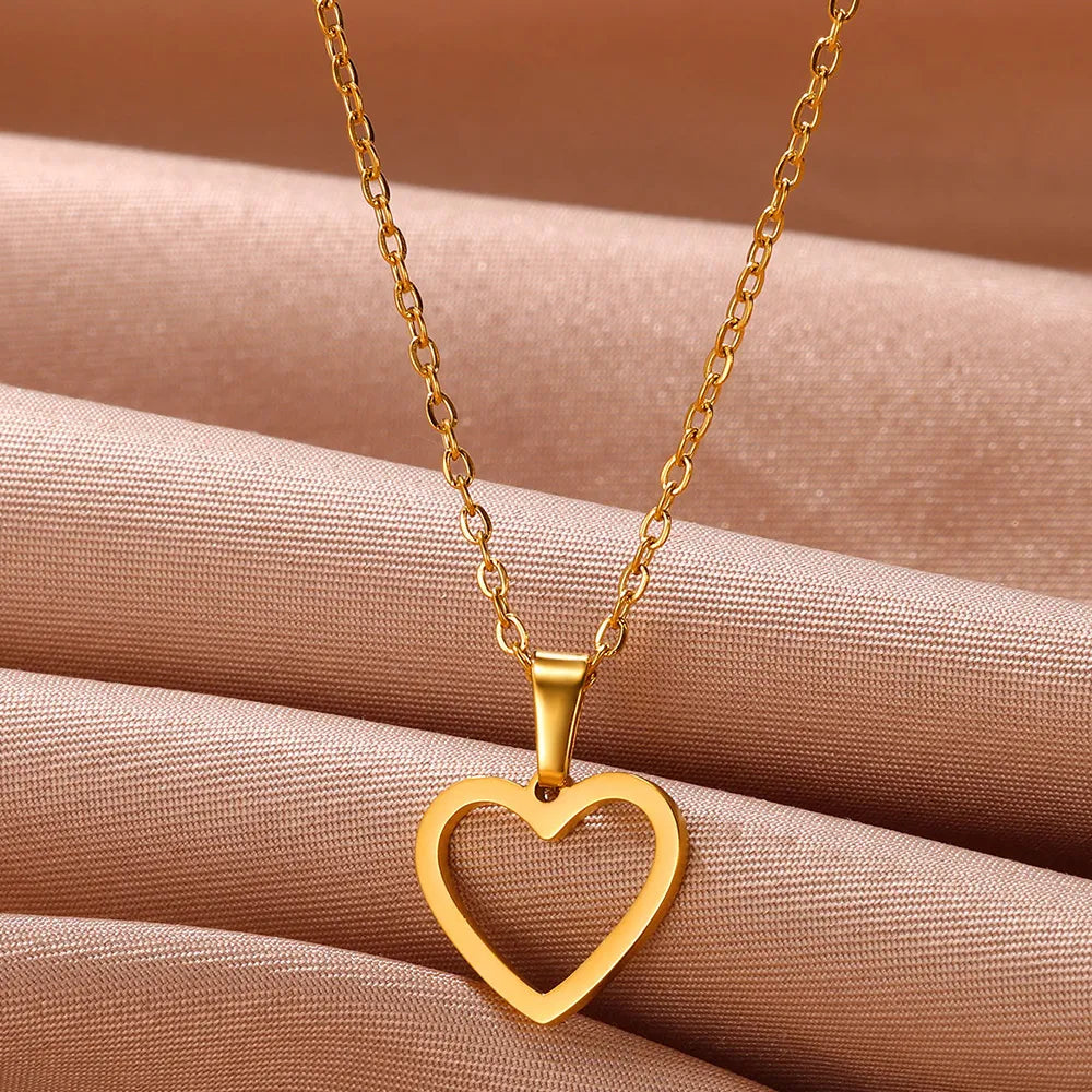 Edelstahl-Halskette mit schlichtem Herzanhänger, der Liebe symbolisiert, ein Must-have Damenschmuck.