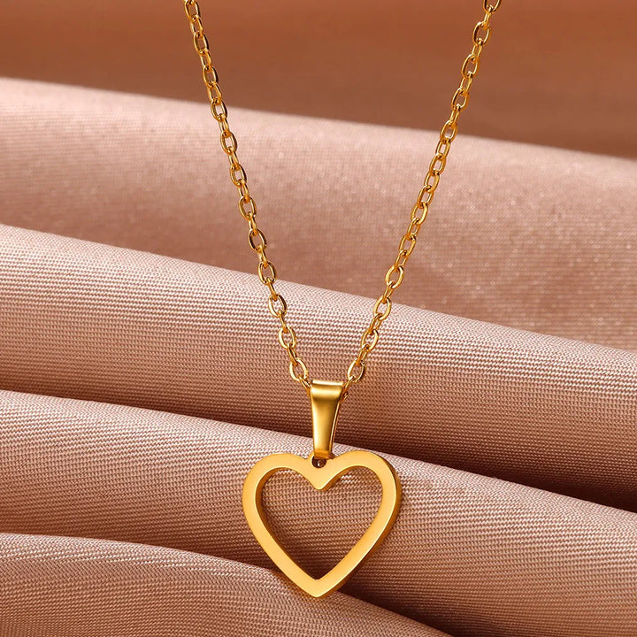 Edelstahl-Halskette mit schlichtem Herzanhänger, der Liebe symbolisiert, ein Must-have Damenschmuck.