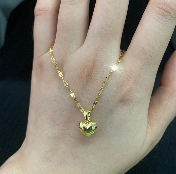 Damen Herz-Halskette aus goldfarbenem Edelstahl. Eleganter Schmuck mit Herz-Anhänger für stilvolle Frauen.