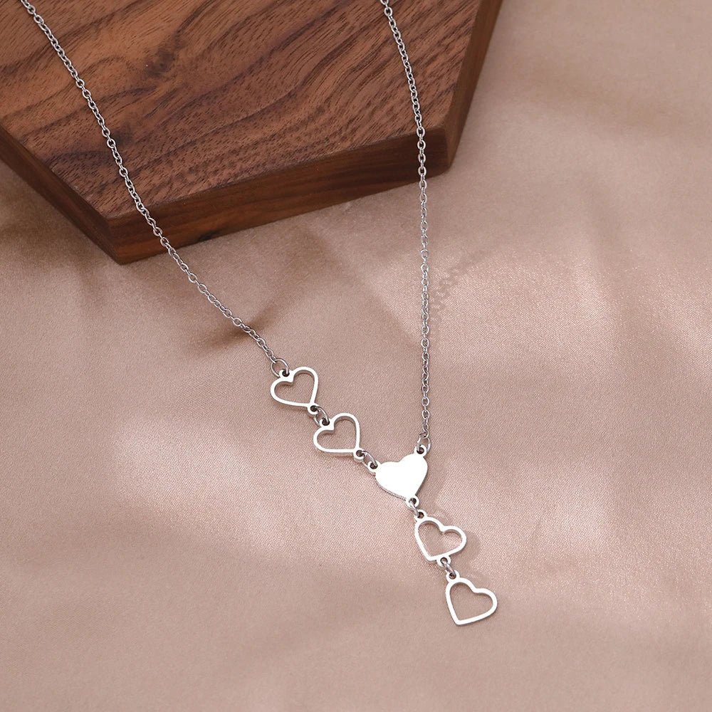 Detailansicht der eleganten Damen Herzkette mit glänzenden, verbundenen Herzen in Gold & Silber. Schmuckstück.