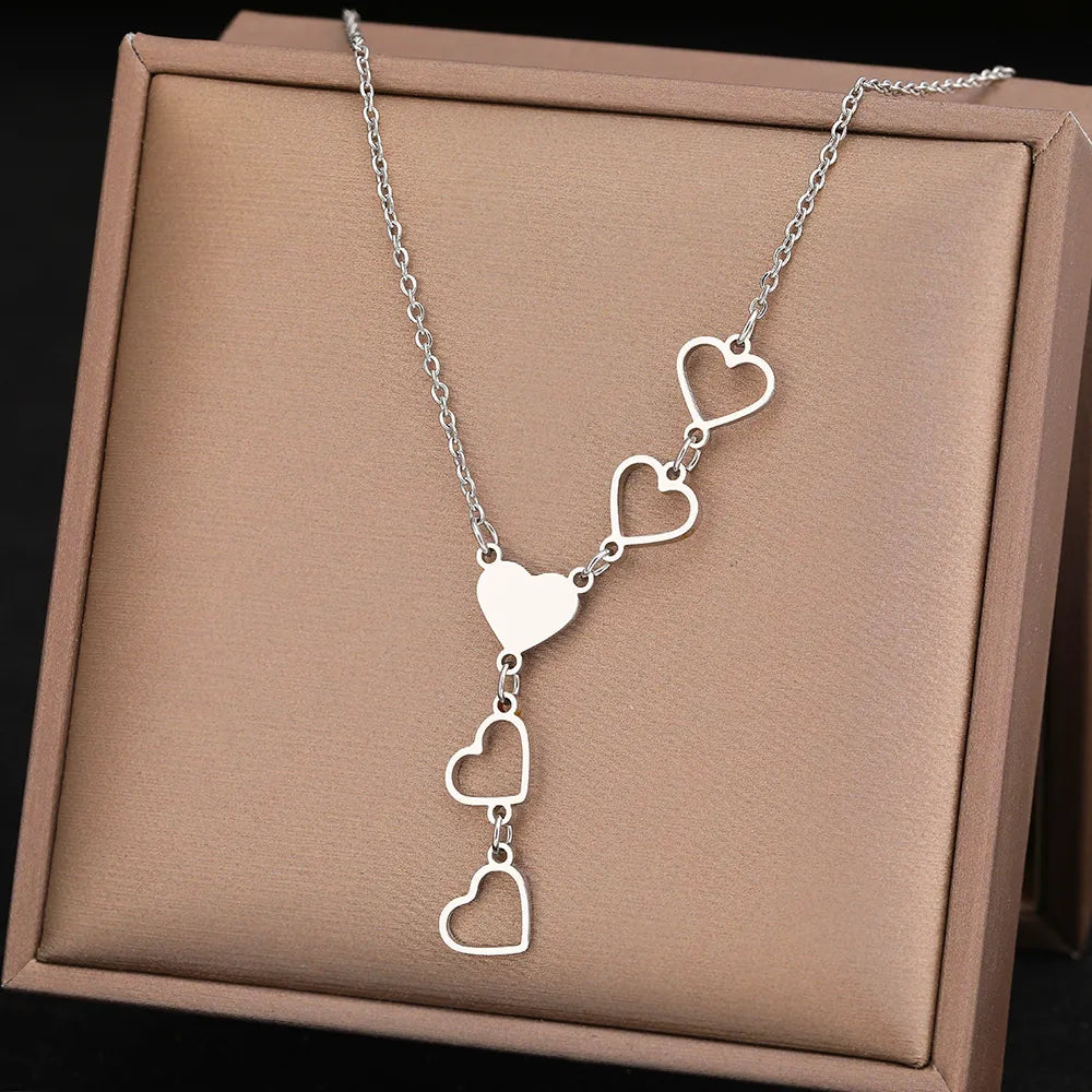 Edle Damen Herzkette mit verbundenen Herzen aus glänzendem Gold- und Silberschmuck für Frauen.