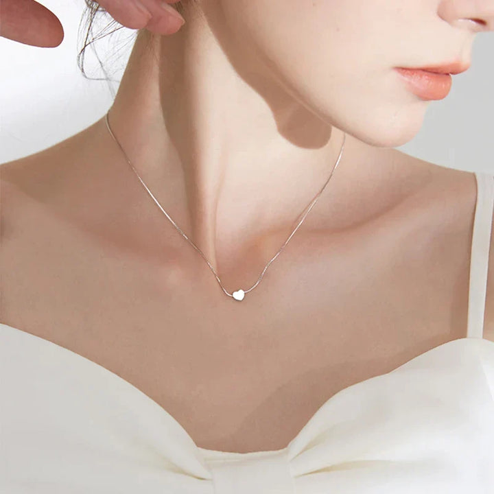 Detailansicht: glatte, minimalistische Herzkette aus poliertem 925 Sterling Silber, zeitloser Damenschmuck.