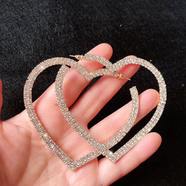 Damenschmuck: Kristall-Herzohrringe in Nahaufnahme, Ausdruck von Liebe und stilvoller Eleganz.