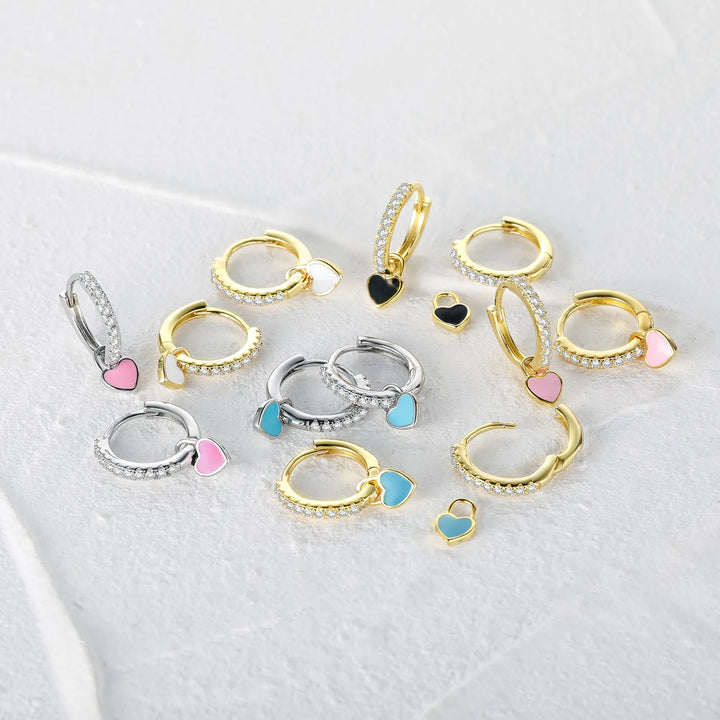 Elegante Gold Creolen für Damen, besetzt mit glitzernden Zirkonia. Zeitloser Schmuck.