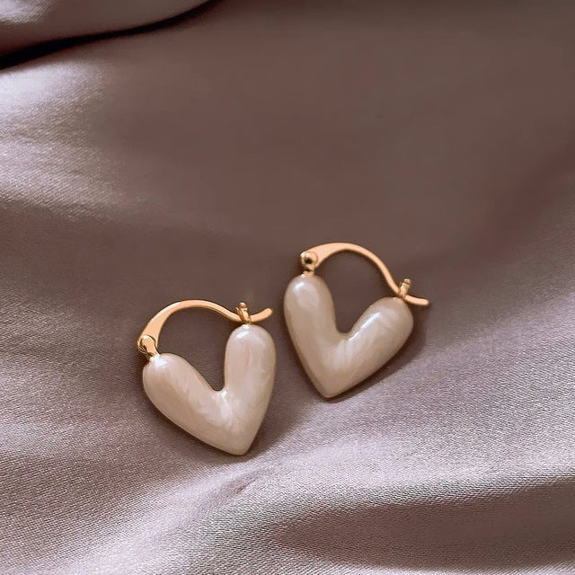 Elegante goldene Damen-Ohrstecker mit zartem Herzmotiv und funkelnden Kristallen, Modeschmuck.